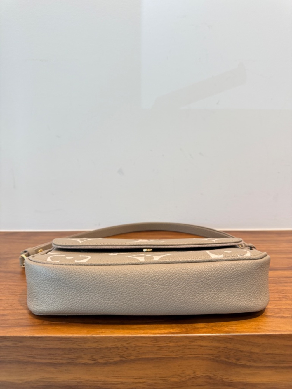 Louis Vuitton Empreinte Monogram Ivy in Turtledove and Cream - Picture 3 of 13